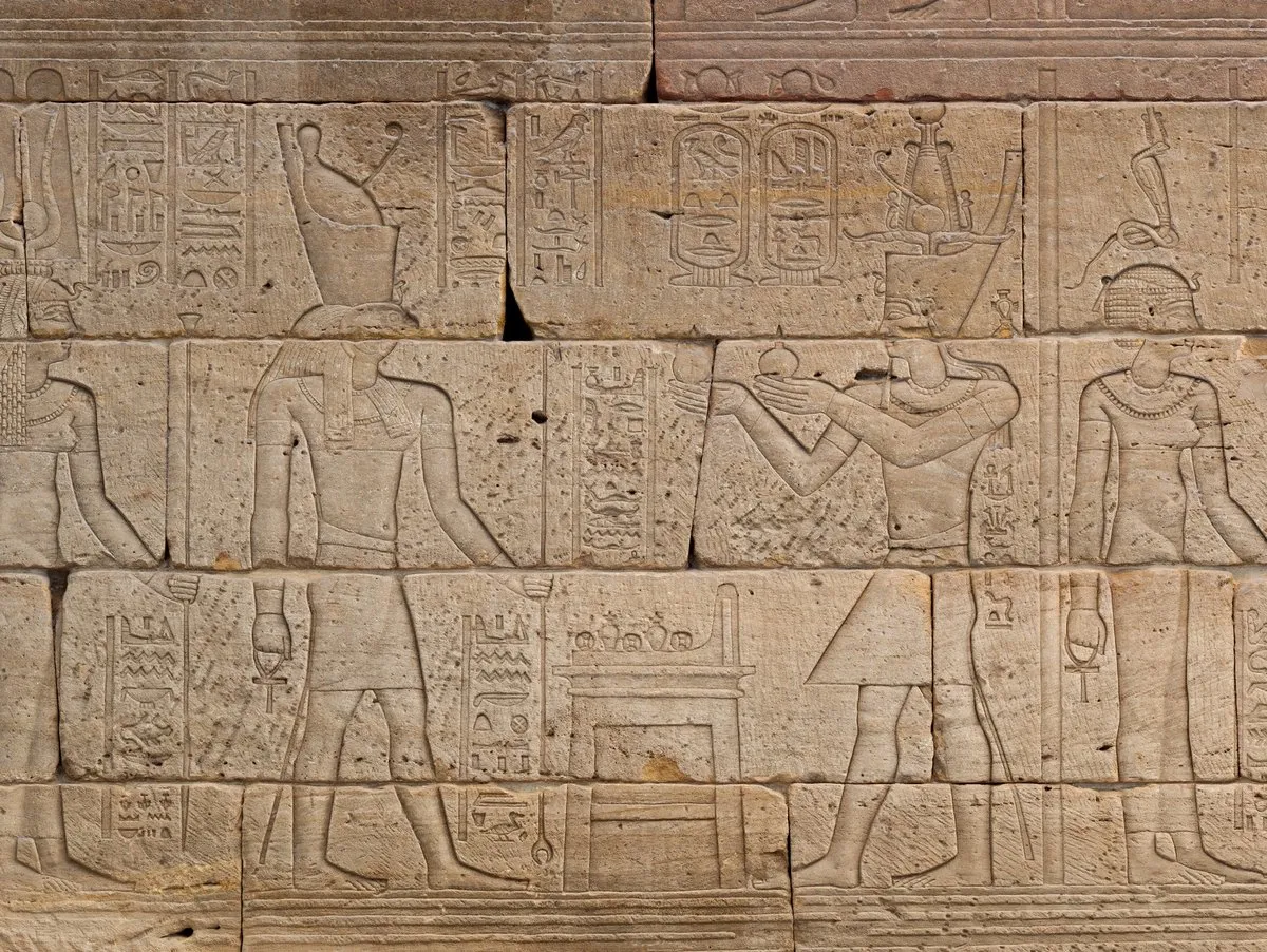 Two vignettes depicting offering scenes on the southern wall of the temple.