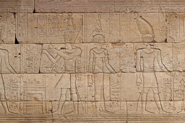 Two vignettes depicting offering scenes on the southern wall of the temple.