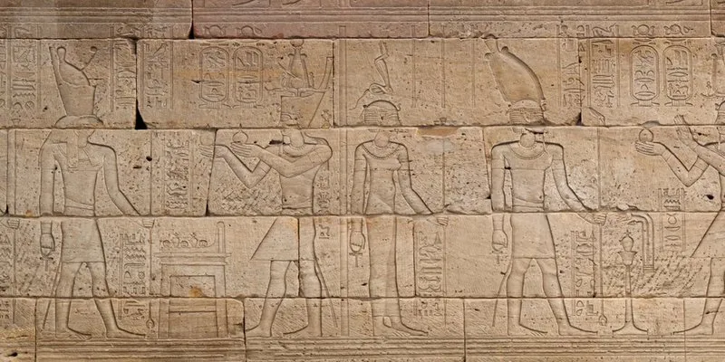 Two vignettes depicting offering scenes on the southern wall of the temple.